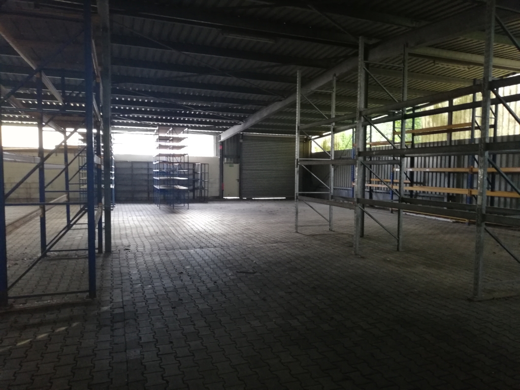 Lagerhalle mit Regalen 1971,48 qm