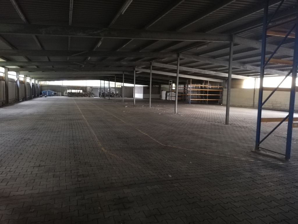 Lagerhalle mit Regalen 1971,48 qm