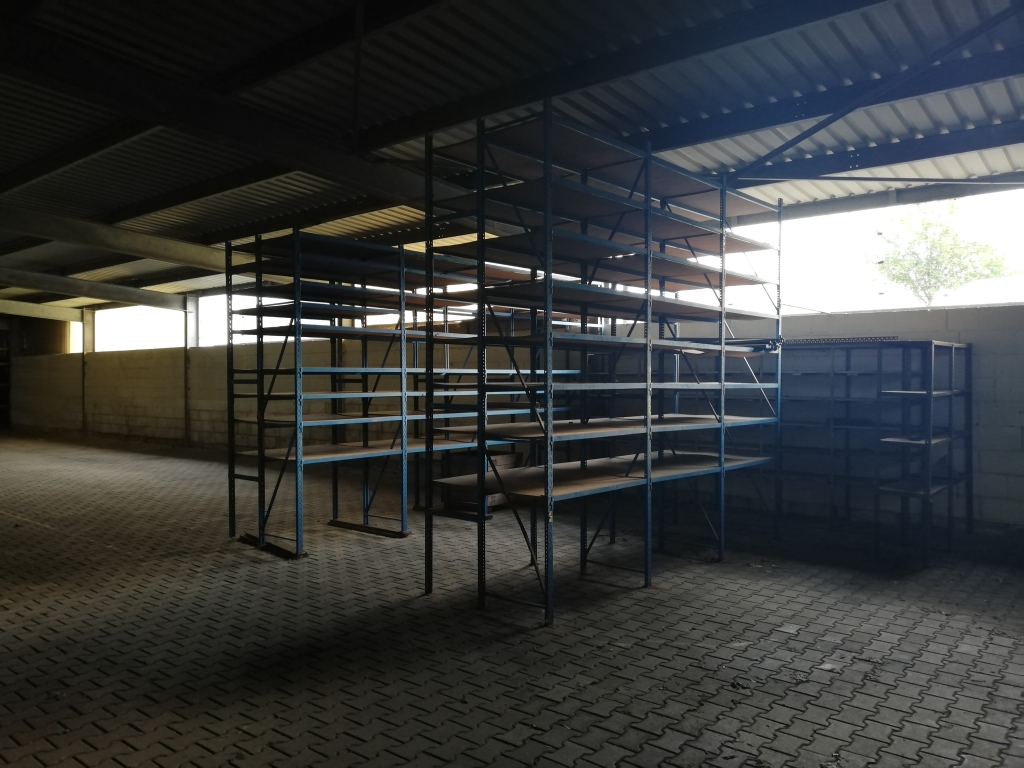 Lagerhalle mit Regalen 1971,48 qm