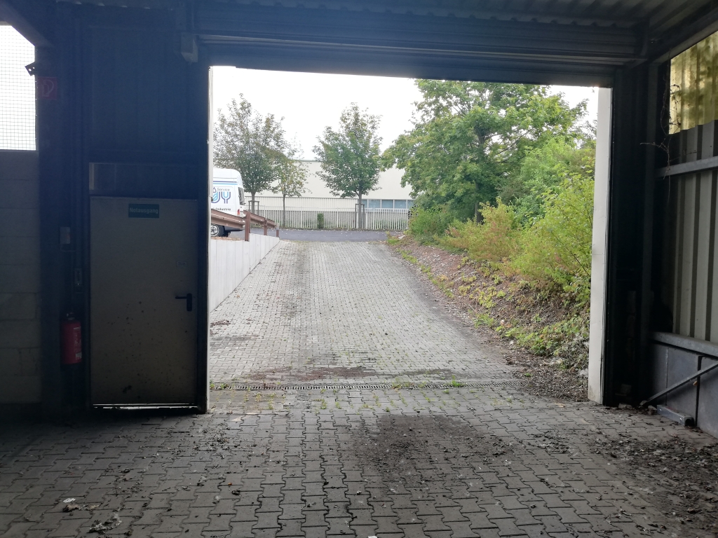 Ausgang Rolltor Lagerhalle mit Regalen 1971,48 qm