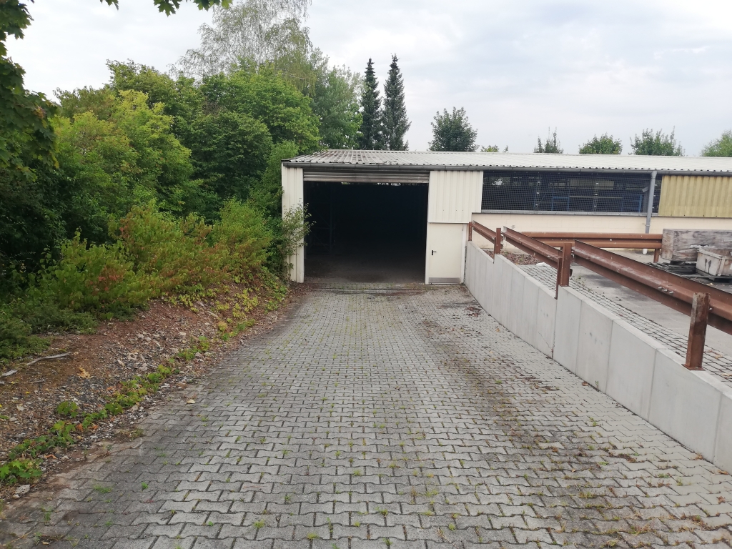 Eingang Rolltor Lagerhalle mit Regalen 1971,48 qm