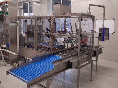 Gesamtmaschine, Kartonauslauf im Vordergrund