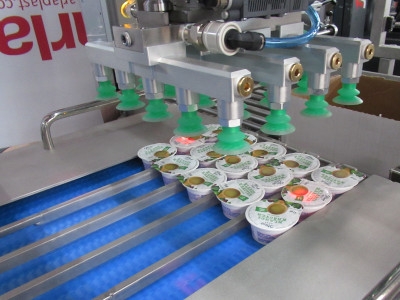 Ø 55 mm Becher werden in Kartons verpackt