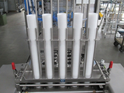 Gesamtmaschine mit Becherein- und auslauf