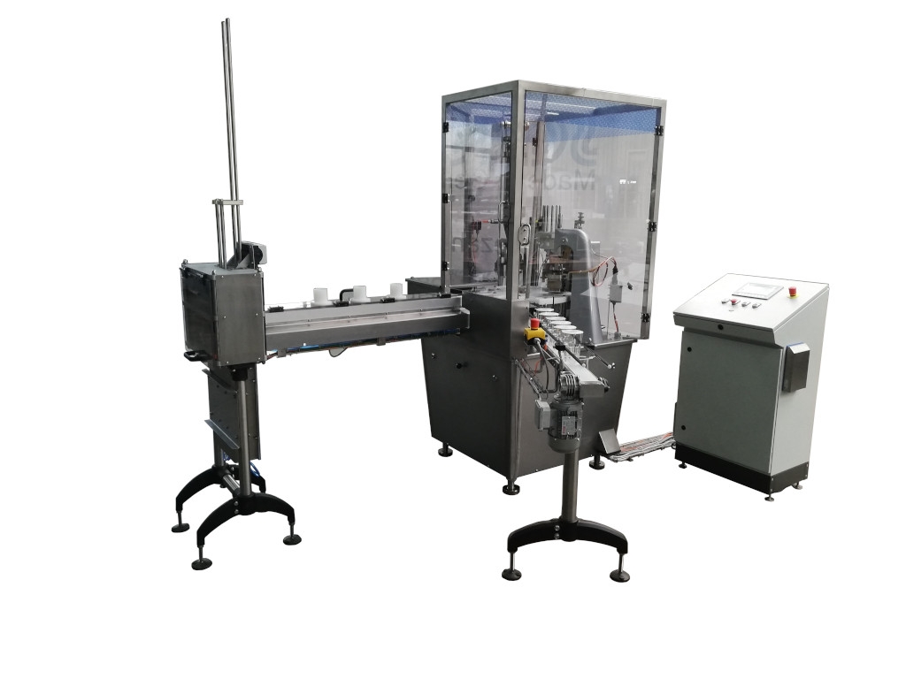 Gesamtmaschine mit Becherein- und auslauf